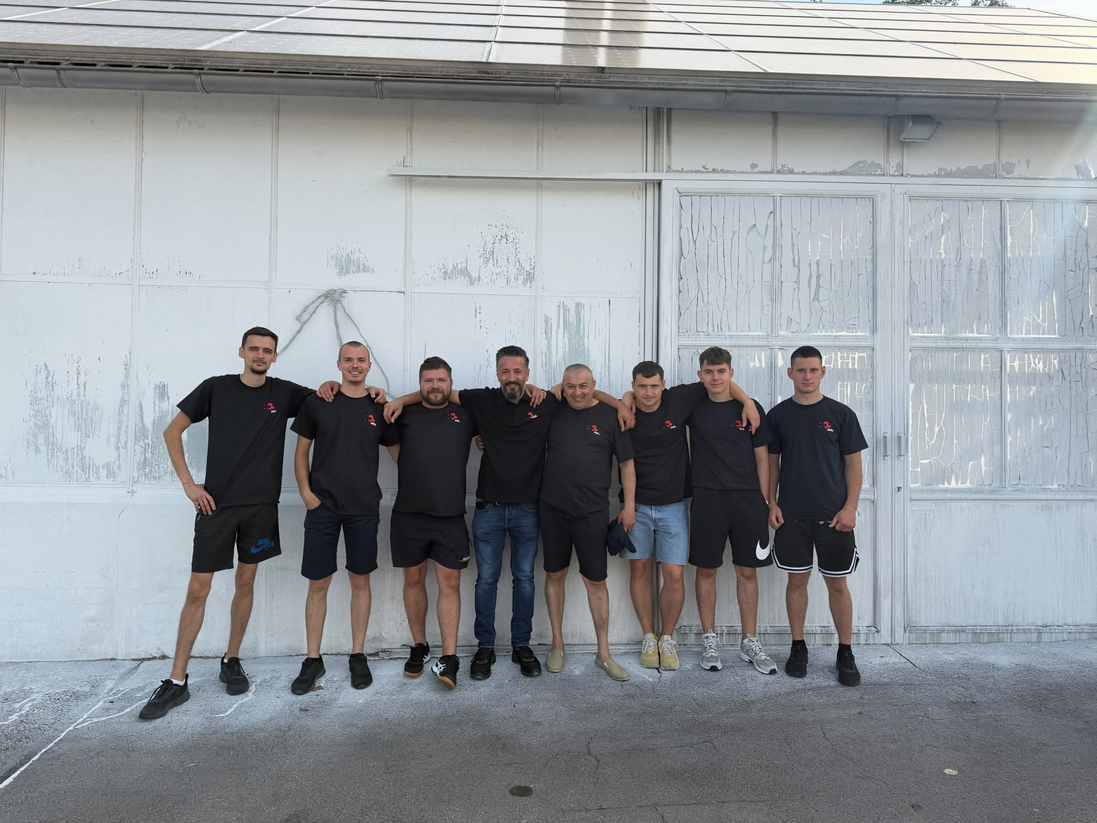 Das Team von ZL Räumungen vor der Halle in Wangen-Brüttisellen
