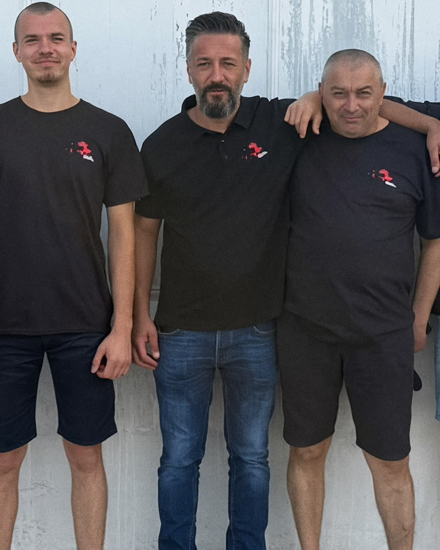 Zekir Zekjiri mit zwei Mitarbeitenden vor der Halle in Wangen-Brüttisellen